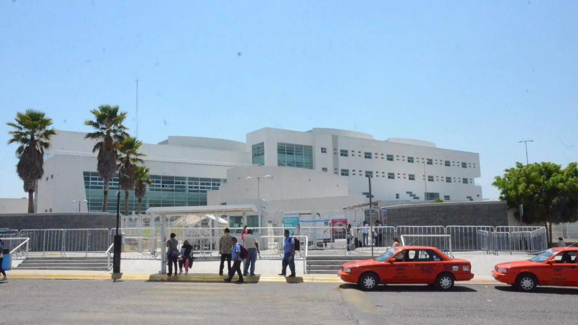 Personal de clínicas y hospitales deben contar con un servicio de traslado seguro.  Foto Luis Luévanos  El Sol de San Juan del Río